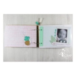 Page de mini album avec des fleurs, des feuilles, des branches et un cachet Page de mini album avec des fleurs, des feuilles, des branches et un cachet