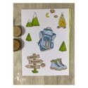 Carte de scrapbooking sur le thème de la montagne avec un sac à dos, des panneaux de signalisation, des chaussures de randonnée,