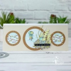 Carte allongée ou slim card de scrapbooking sur le thème de la mer avec des meduses et des poissons à travers un des hublots.